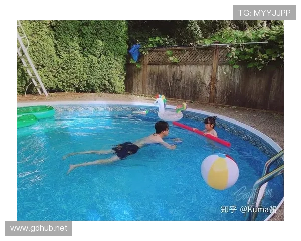 练俊杰家里那个泳池，比我们小区整个儿童乐园还大