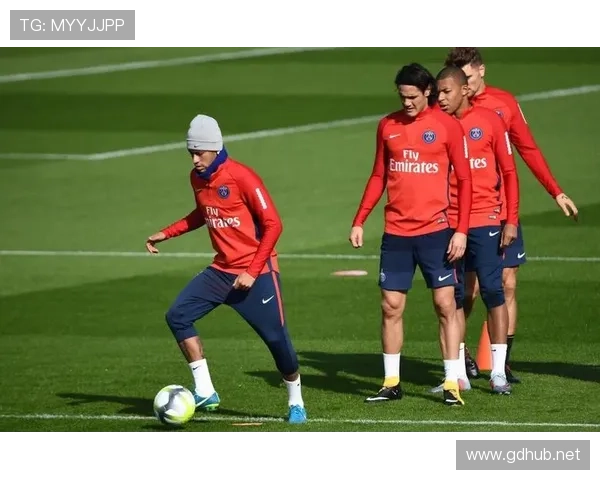 卡瓦尼训练完顺手把蛋白粉当晚餐，这自律谁顶得住