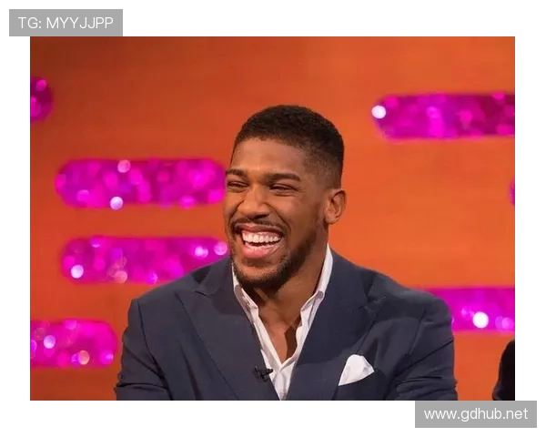 安东尼·约书亚深夜带娃遛狗，袖口露出一块让人怀疑人生的手表