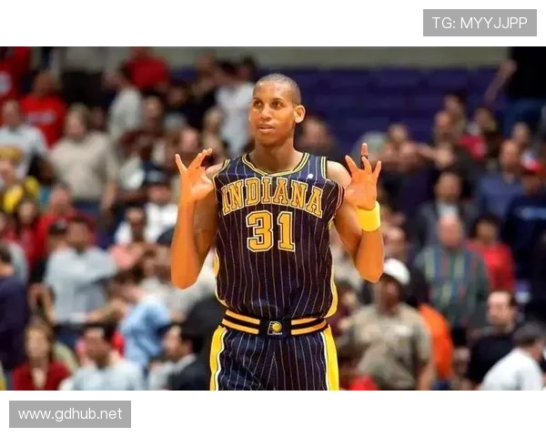 雷吉·米勒无球跑动拉开空间，关键回合得分效率显著提升